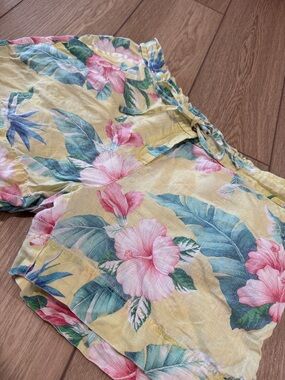 Tommy Bahama Linen Floral Cargo Shorts Sz M Butter Yellow Beachy Resortwear